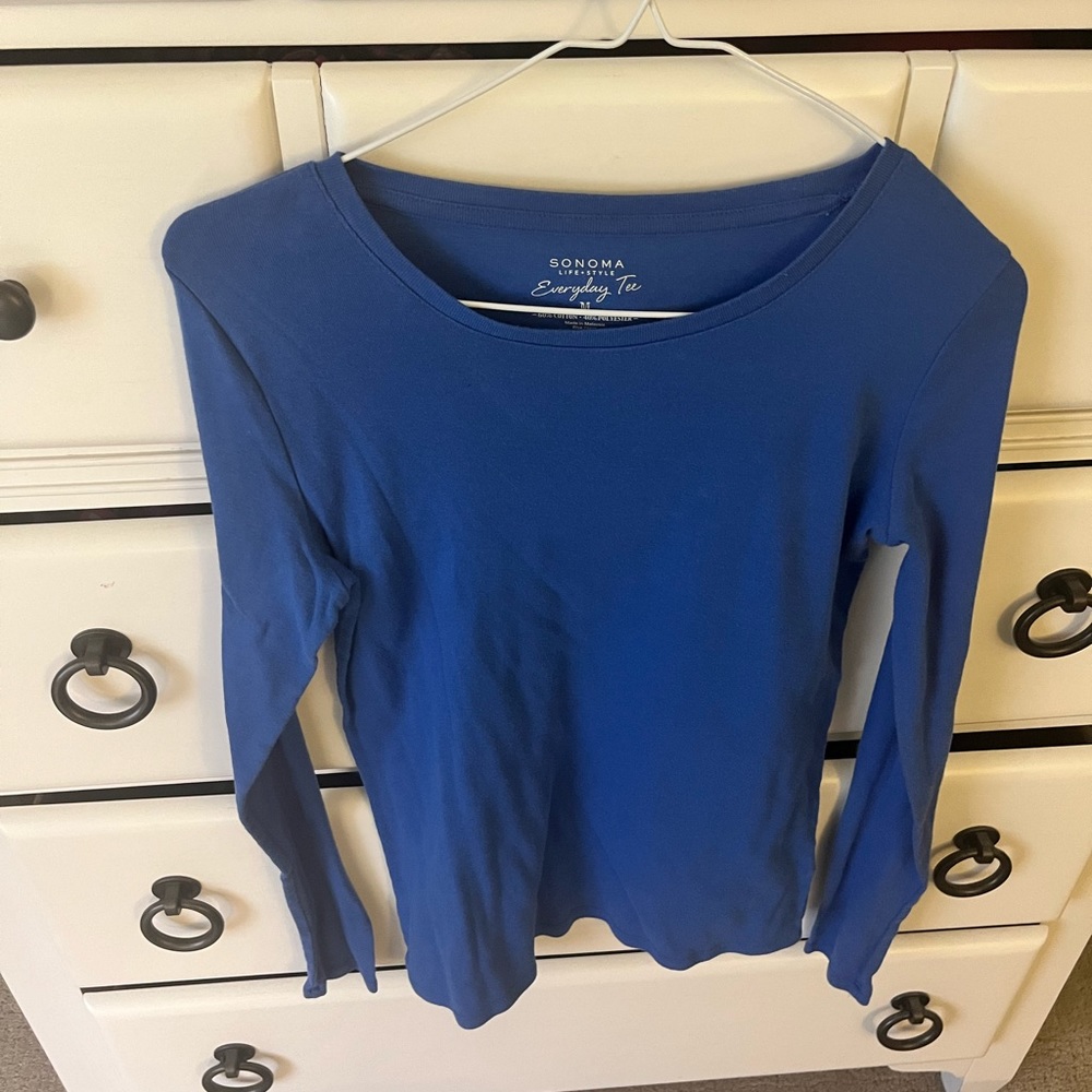 Side medium blue long sleeve top!
